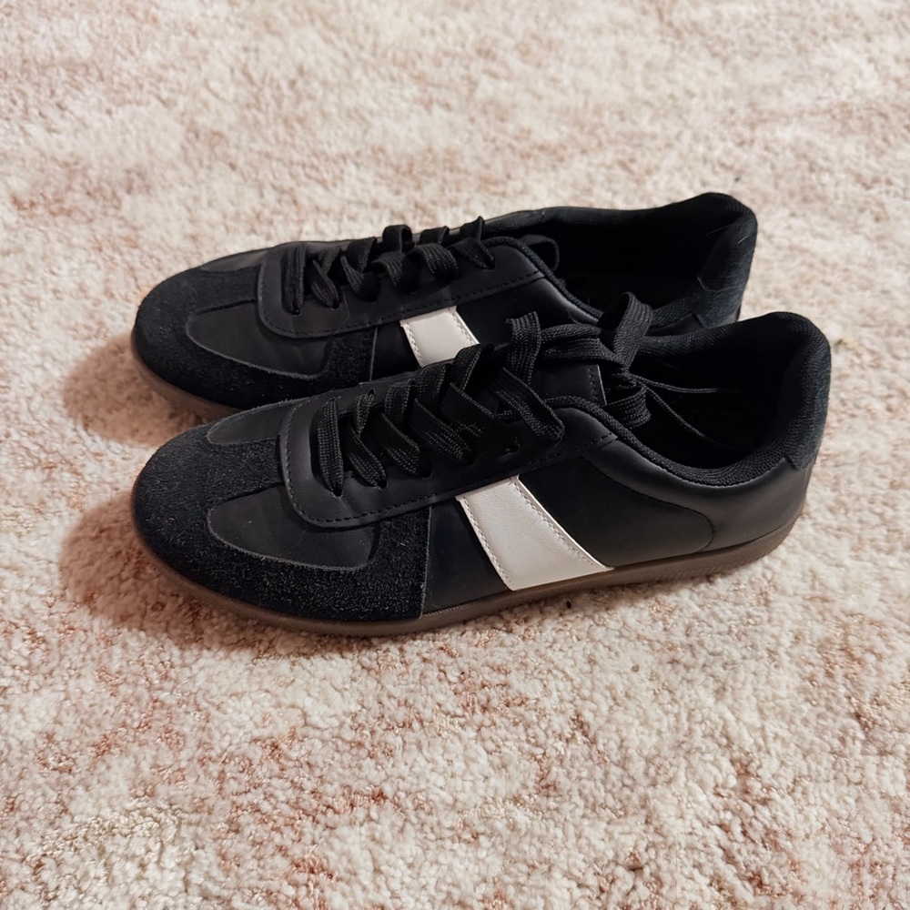 Black and White Women’s Sneakers